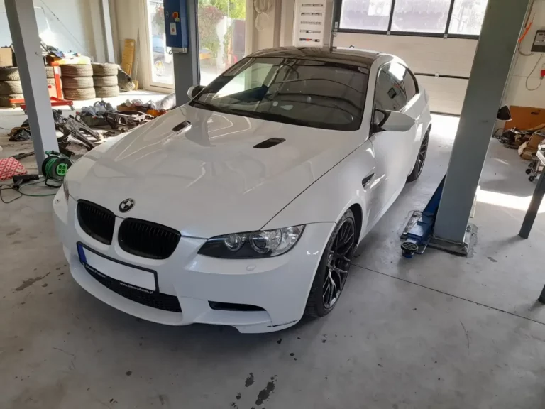 BMW na stanowisku warsztatowym MC Garage